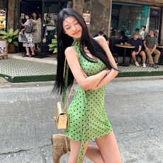 批发法式复古高级感绿色波点连衣<b class='q'>裙子</b>女2026新款夏季修身挂脖包臀短裙