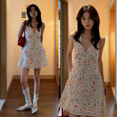 批发海边度假挂脖吊带<b class='q'>碎花</b>连衣裙子女夏季2026新款法式小个子掐腰<b class='q'>短裙</b>