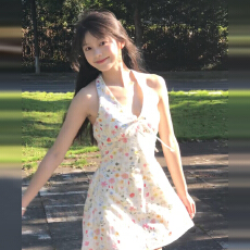 批发海边度假挂脖吊带<b class='q'>碎花</b>连衣裙子女夏季2026新款法式小个子掐腰<b class='q'>短裙</b>