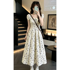 批发法式巨好看碎花<b class='q'>连衣裙</b>子女夏季2026新款海边度假气质方领掐腰长裙