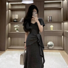 批发法式灰色连衣裙子女<b class='q'>夏季</b>2026新款初夏巨好看独特绝美漂亮掐腰长裙