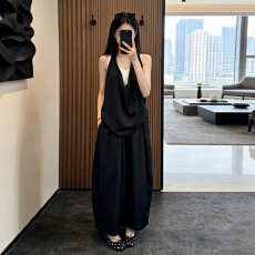 批发2026新款黑色无袖挂脖吊带半身连衣裙子女夏季巨好看穿搭套装<b class='q'>长裙</b>