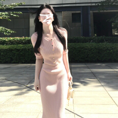 批发法式长袖粉色针织连衣<b class='q'>裙子</b>女早秋季2026新款包臀长裙轻熟高知穿搭