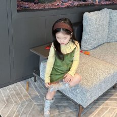 批发多巴胺女童秋套装2026新款巨好看小女孩绿色背心裙黄色娃娃领上衣