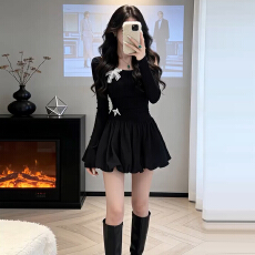 批发法式气质露肩黑色连衣裙子女2026新款超好看<b class='q'>冬</b>季内搭打底花苞短裙