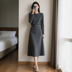 批发法式高级感灰色针织连衣裙子女<b class='q'>秋</b>冬2026春季新款收腰内搭气质长裙