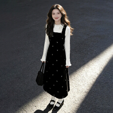 批发新年战袍黑色<b class='q'>丝绒</b>背带连衣裙子女冬季新款小个子巨好看冬装一整套