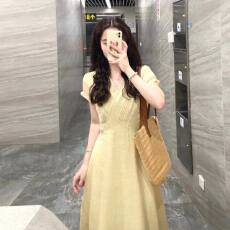 批发2026新款爆款高级感黄色V领<b class='q'>连衣裙</b>子女<b class='q'>夏季</b>海边度假收腰绝美长裙