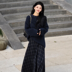 批发蓝色格纹针织长袖连衣裙子女装<b class='q'>秋</b>冬季2026新款大方得体穿搭一整套