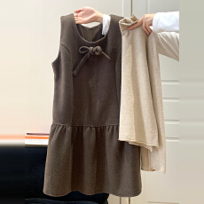 批发法式灰色碎花背心<b class='q'>连衣裙</b>子秋冬季2026新款巨好看新年穿搭花苞短裙