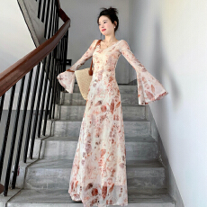 批发早春漂亮碎花喇叭袖连衣裙子女今年流行巨好看艺术生明媚穿搭长裙