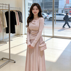 批发韩系巨好看穿搭一整套早春2026新款粉色长袖连衣裙女长裙两件套装