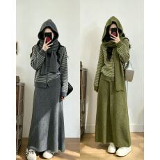 批发新款~大码秋<b class='q'>冬</b>韩系松弛感条纹带帽围脖针织上衣+半身裙套装