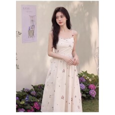批发鹿月欣 法式碎花吊带<b class='q'>连衣</b>裙女夏季海边度假米白色收腰显瘦A字<b class='q'>长裙</b>