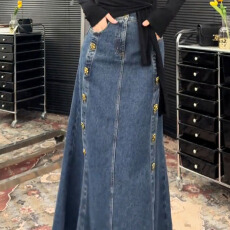 批发复古设计感金属扣牛仔半身裙2024年秋季新款个性休闲高腰开叉长裙