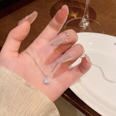 批发精致微镶锆石吊坠项链女轻奢小众高级感简约方糖锁骨链钛钢颈链