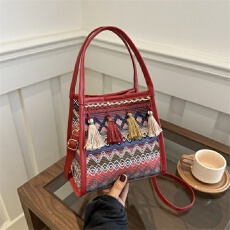 批发新款民族风<b class='q'>时尚</b>包包女手提包<b class='q'>潮流</b>小众设计感斜挎包流苏法棍包