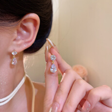 批发优雅气质简约爆闪锆石水滴形耳环S925银针轻奢小众高级感耳钉耳饰