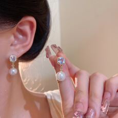 批发轻奢小众高级感精致微镶方锆耳钉女时尚百搭<b class='q'>气质</b>珍珠吊坠耳钉耳饰