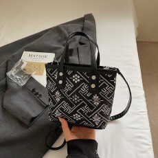 批发2025休闲个性<b class='q'>潮流</b>女士单肩斜挎包秋季新款洋气质感简约<b class='q'>时尚</b>水桶包