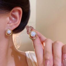 批发韩系甜美<b class='q'>气质</b>人鱼姬珍珠耳钉女轻奢小众简约几何形耳环耳<b class='q'>饰品</b>