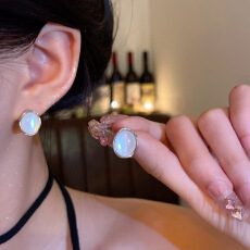 批发甜美<b class='q'>气质</b>简约小巧月光石耳钉女轻奢小众高级感鸽子蛋耳环网红耳饰