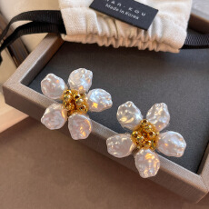 批发S925银针法式复古高级感珍珠花朵耳钉女时尚百搭气质真金电镀耳环