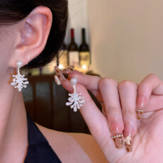 批发轻奢小众高级感树叶珍珠耳钉女独特设计镀白金耳环一款两戴耳饰品