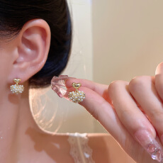 批发爆闪精致镶钻珍珠花朵吊坠耳环女轻奢小众高级感简约气质桃心耳钉