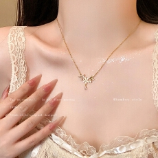 批发轻奢小众高级感猫眼石花朵吊坠项链女精致锆石钛钢锁骨链网红颈链