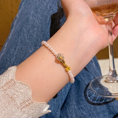 批发法式复古小众高级感珍珠花朵手链女高颜值学生闺蜜礼物串珠手串