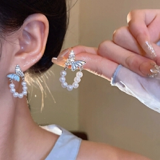 批发韩系甜美气质超闪镶钻蝴蝶耳环女小众设计感U形珍珠耳钉温柔耳饰