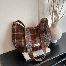 新款休闲手提单肩包女百搭呢子格纹斜挎包简约大容量2025饺子包潮