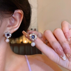 批发轻奢小众高级感精致紫色锆石花朵耳环女时尚百搭气质韩系珍珠耳钉