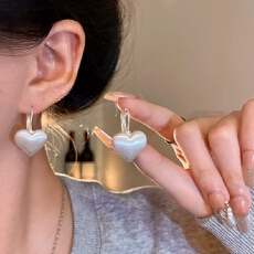 批发轻奢小众高级感哑光拉丝爱心耳扣耳环女个性冷淡风桃心耳钉耳饰品