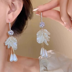 批发法式复古长款流苏贝壳花朵耳环女轻奢小众高级感爆闪锆石耳环耳勾