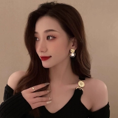 批发港风复古个性冷淡风金属感圆片耳环女时尚百搭大气珍珠耳钉耳饰品