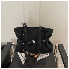 批发2026新款小众设计机车风腋下包女韩版大容量通勤简约单肩手提包潮