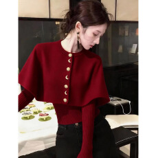 批发巨好看的两件套冬装2025年新款爆款小香风红色叠穿显瘦斗篷针织衫