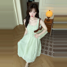 批发2025新款度假风绿色无袖吊带连衣裙子女夏季出游穿搭法式收腰长裙
