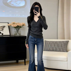 批发法式高级感灰色v领毛衣女秋冬2025新款可外穿内搭<b class='q'>打底衫</b>针织上衣