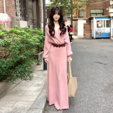 批发法式高级感粉色v领针织连衣裙女秋<b class='q'>冬</b>2025新款配大衣气质收腰长裙