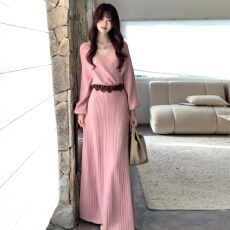 批发法式高级感粉色v领针织连衣裙女秋<b class='q'>冬</b>2025新款配大衣气质收腰长裙