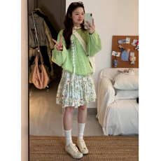 批发绿色碎花连衣裙子毛衣<b class='q'>套装</b>女秋冬季2026新款巨好看韩系穿搭一整套