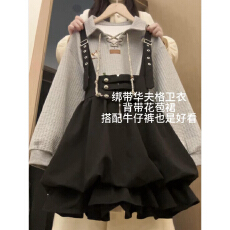 批发<b class='q'>秋</b>冬2026新款卫衣黑色背带连衣裙子女学院风巨好看一整套花苞短裙