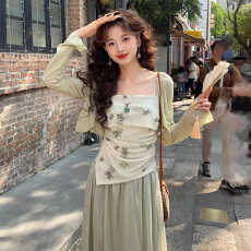 批发绿色长袖不规则连衣裙子女春秋2026年新款早秋季设计感两三件套装