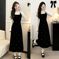 批发黑色背带<b class='q'>丝绒</b>连衣裙女秋冬季2026新款新年战袍小个子穿搭<b class='q'>套装</b>长裙