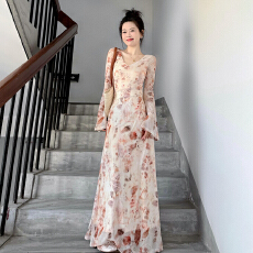 批发法式气质名媛V领碎花<b class='q'>连衣裙</b>子女春季巨好看收腰显瘦气质绝美长裙