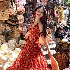 批发法式红色碎花挂脖吊带<b class='q'>连衣裙女</b>夏季海边度假风气质收腰沙滩长裙子