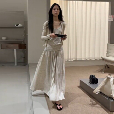 批发韩系巨好看穿搭一整套早春2026新款燕麦色连衣裙子<b class='q'>女</b>长裙<b class='q'>三件</b>套装